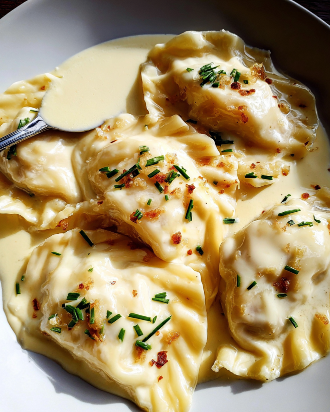 A plate of ghost purse ravioli with sauce.