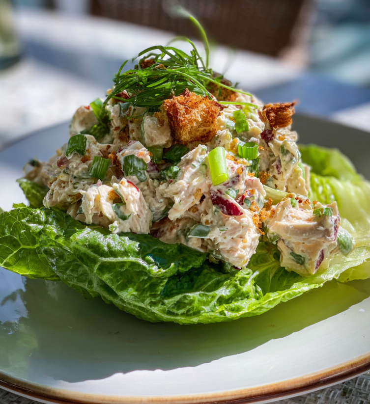 A plate of food with lettuce and other ingredients.